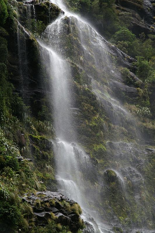 PICT83026_081229_Doubtful_1.jpg - Wasserfall am Doubtful Sound